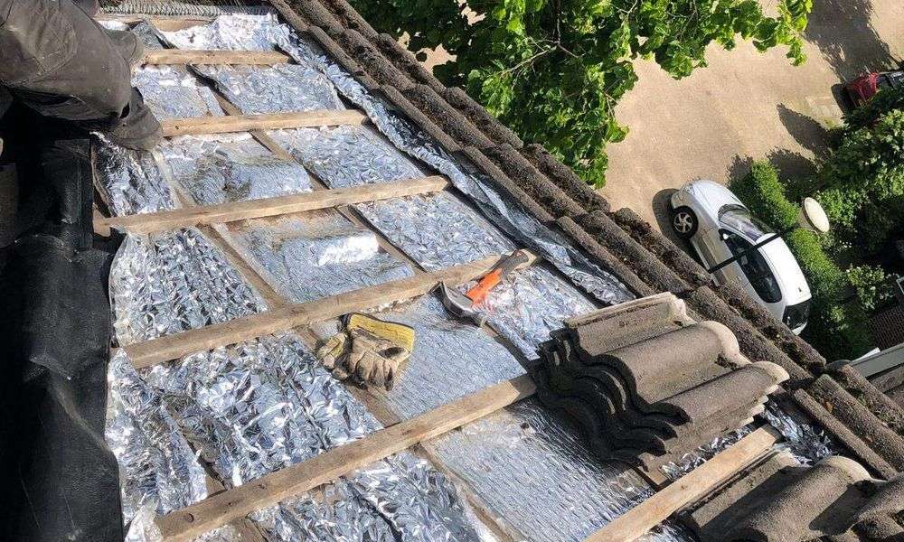 Nieuwe panlatten met dakpannen in Haaren