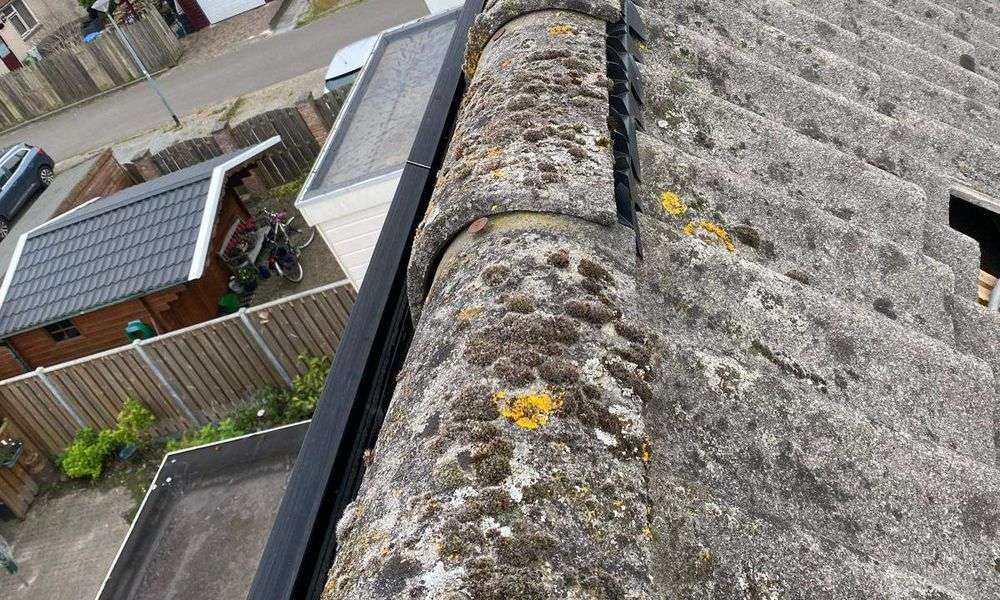 Scheef liggende nokvorsten zorgen voor daklekkage